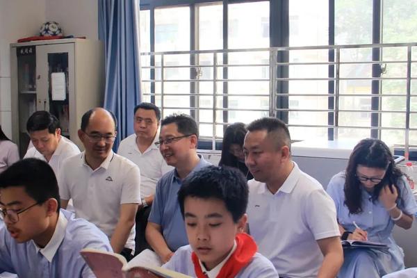 聚焦核心素养,探索课程变革 (1) 聚焦核心素养,探索课程变革 (1)